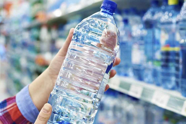 Vivir sin plásticos: ¿Por qué deberíamos dejar de beber agua embotellada?